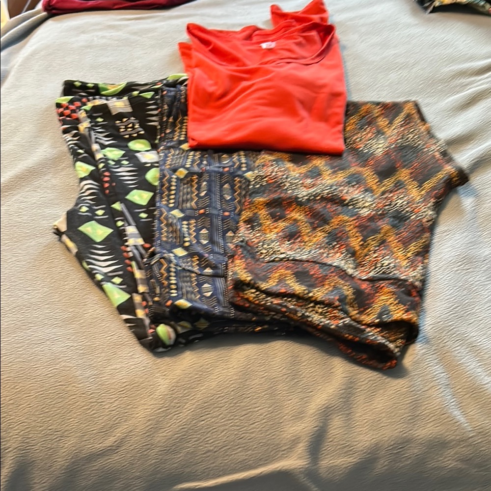 Red Short sleeve Top and Patterned Leggings Set